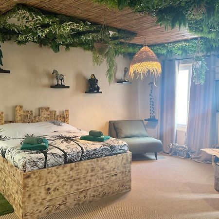 Bed and Breakfast La Jungle De Sissy Сент-Мари-де-ла-Мер Экстерьер фото