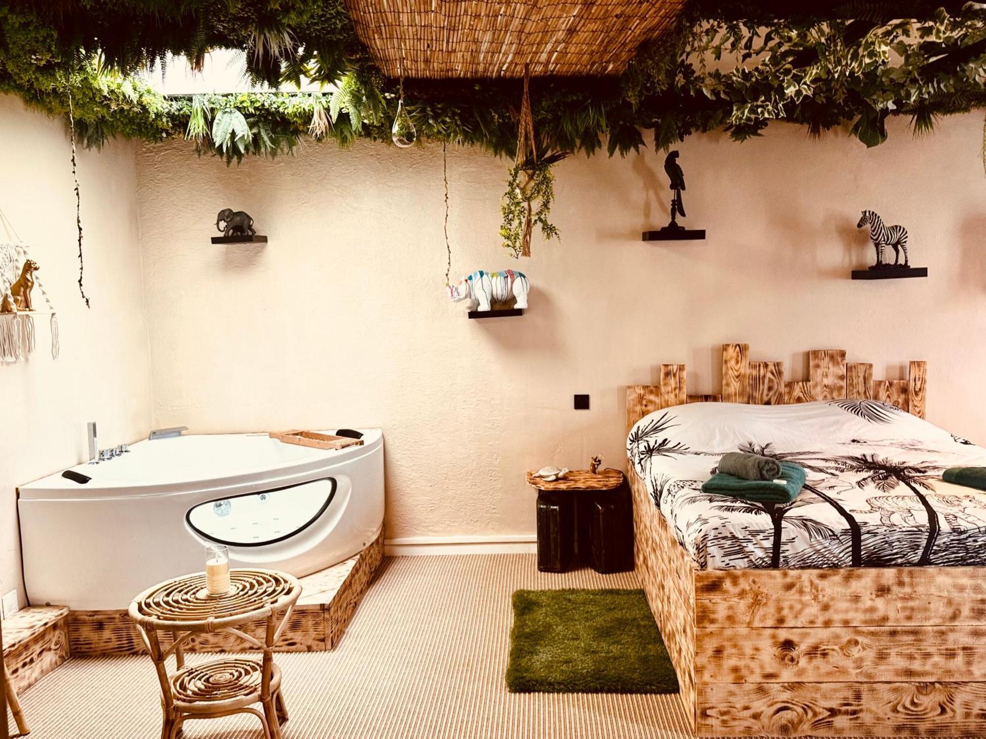 Bed and Breakfast La Jungle De Sissy Сент-Мари-де-ла-Мер Экстерьер фото