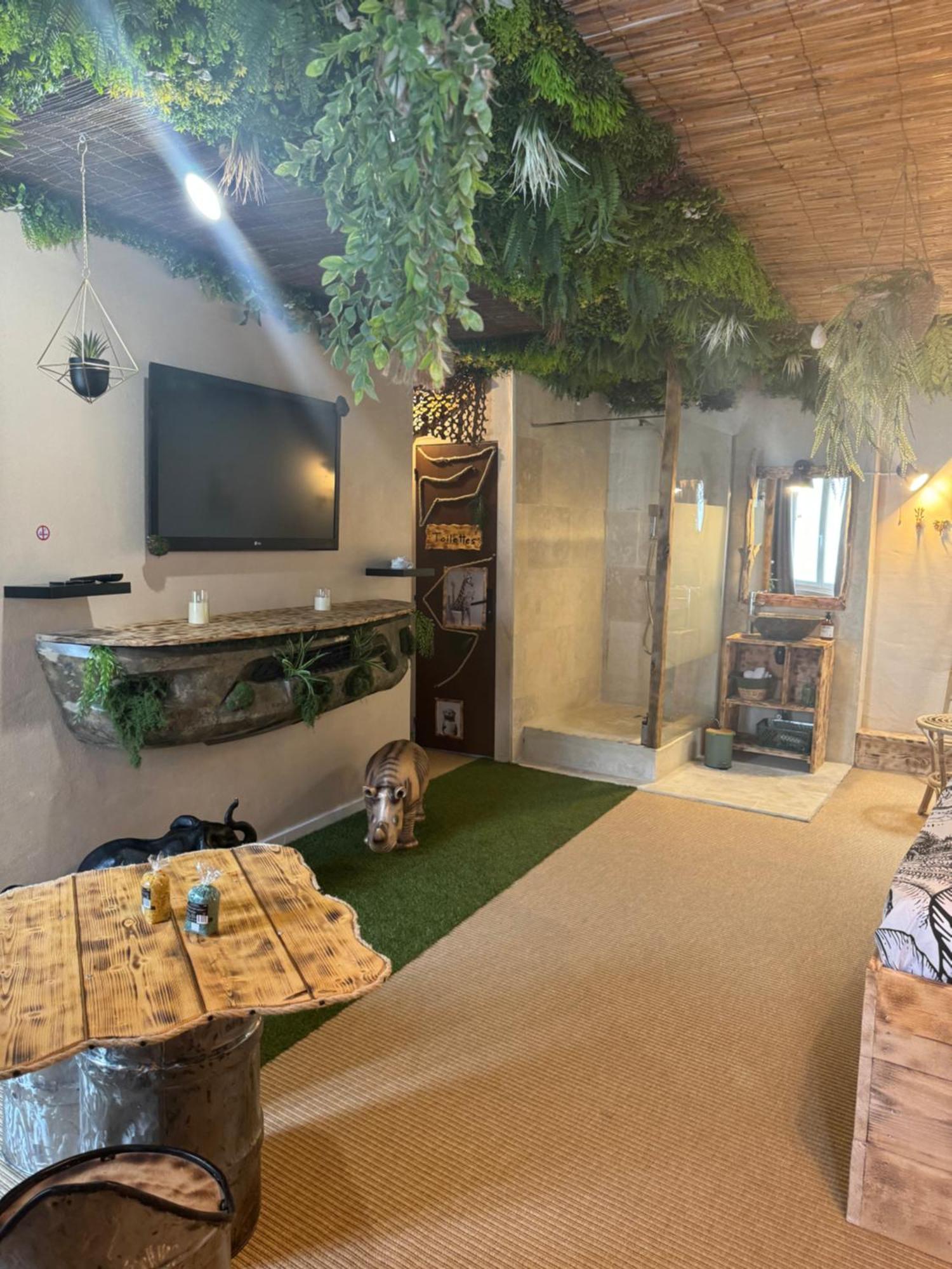 Bed and Breakfast La Jungle De Sissy Сент-Мари-де-ла-Мер Экстерьер фото